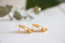 Load image into Gallery viewer, Gold Ruffle Studs