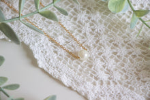 Load image into Gallery viewer, Minimal Pearl Necklace