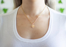 Load image into Gallery viewer, Daisy Flower Necklace