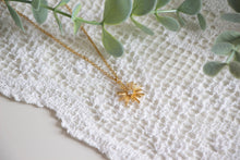 Load image into Gallery viewer, Daisy Flower Necklace