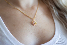 Load image into Gallery viewer, Daisy Flower Necklace