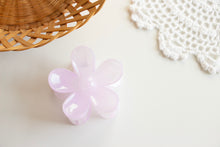 Load image into Gallery viewer, Clear Lilac Daisy Claw Clip
