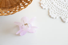 Load image into Gallery viewer, Clear Lilac Daisy Claw Clip
