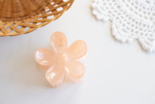 Load image into Gallery viewer, Clear Peach Daisy Claw Clip
