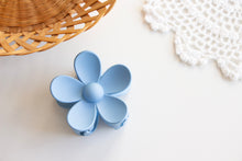 Load image into Gallery viewer, Sky Blue Daisy Claw Clip
