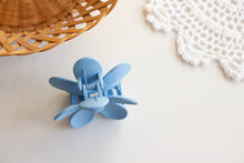 Load image into Gallery viewer, Sky Blue Daisy Claw Clip
