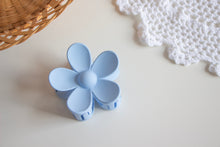 Load image into Gallery viewer, Baby Blue Daisy Claw Clip
