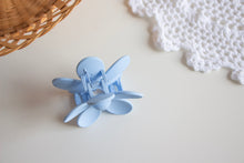 Load image into Gallery viewer, Baby Blue Daisy Claw Clip
