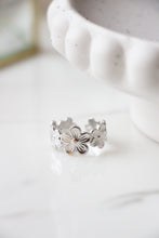 Load image into Gallery viewer, Silver Daisy Ring
